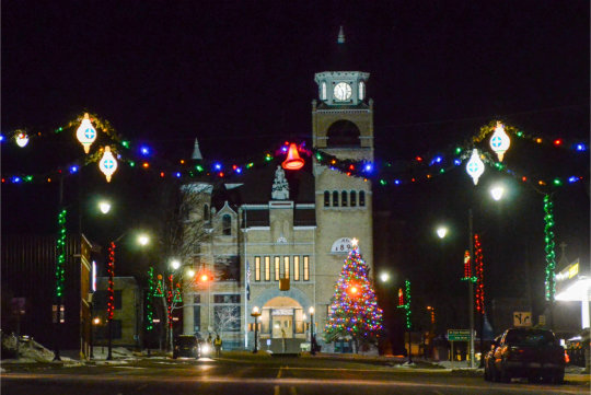 Christmas on Superior Ave in Chrystal Falls with view of courthouse